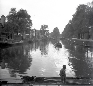 879478 Gezicht over de Stadsbuitengracht te Utrecht, met links de Nieuwe Kade met de stadskraan, rechts de Weerdsingel ...